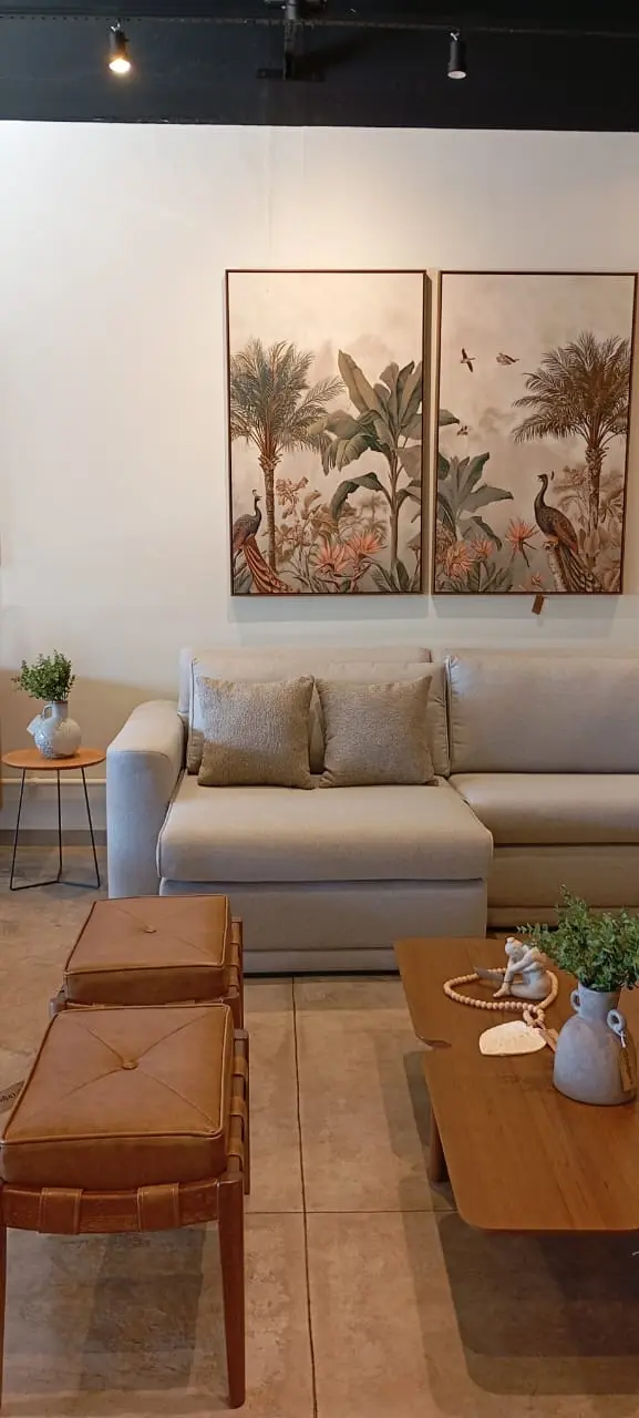 Sofá claro e decoração em ambiente da Origen's