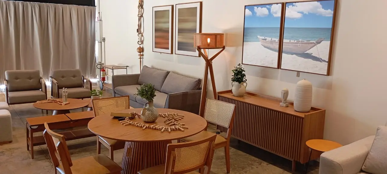 Mesa de jantar em madeira com cadeiras no showroom da Origen's