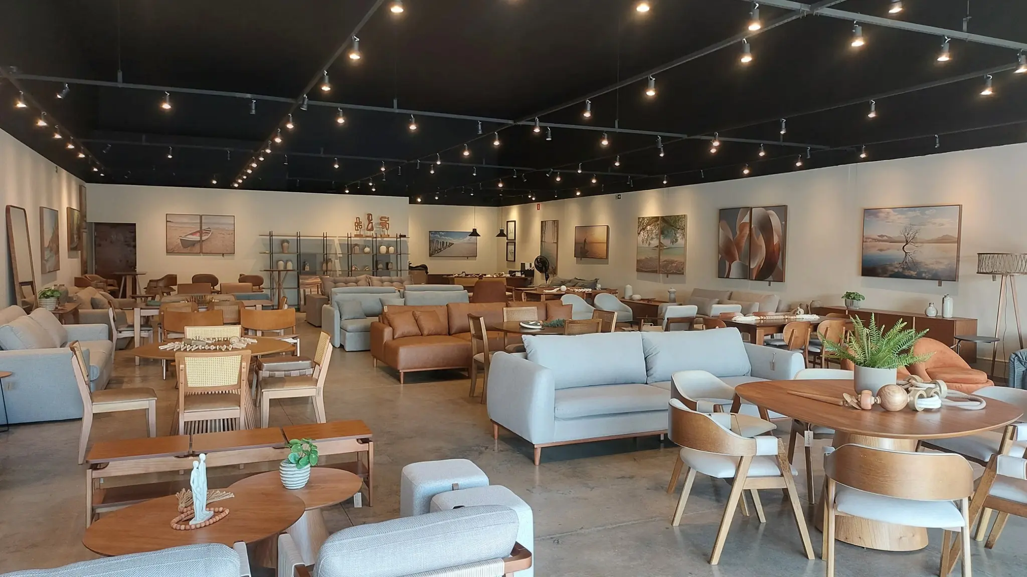 Showroom da Origen's com sofás, mesas, cadeiras e decoração